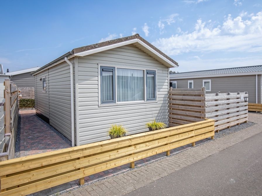 Chalet Bregkoog 88 in De Koog, Texel met houten omheining en moderne uitstraling op Chaletpark Bregkoog.