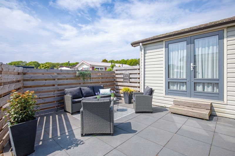 Zonnig terras bij Chalet Bregkoog 88 in De Koog, Texel met comfortabele zitplaatsen op Chaletpark Bregkoog.