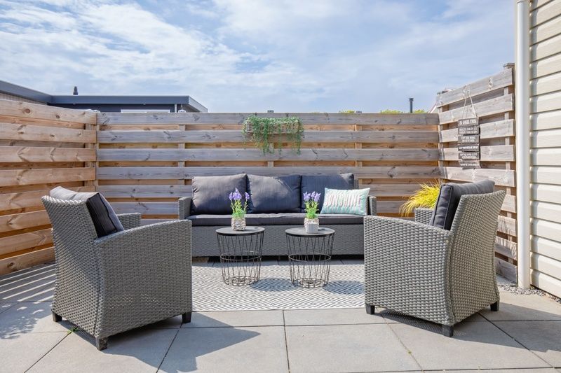 Intieme zithoek op het terras van Chalet Bregkoog 88 in De Koog, Texel op Chaletpark Bregkoog.