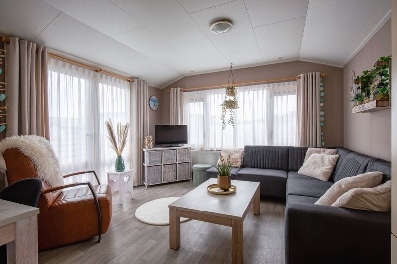 Moderne woonkamer van Chalet Bregkoog 88 in De Koog, Texel met comfortabel interieur op Chaletpark Bregkoog.
