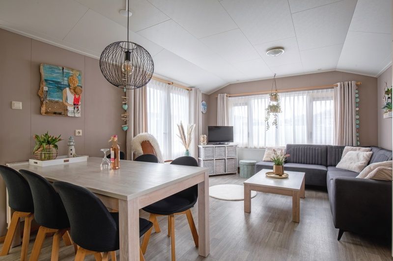 Stijlvolle eetkamer in Chalet Bregkoog 88, De Koog, Texel met houten tafel en moderne stoelen op Chaletpark Bregkoog.