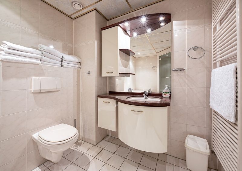 Luxury bathroom with modern amenities in Resort De Buteriggel Apartment 1, De Koog, Texel.