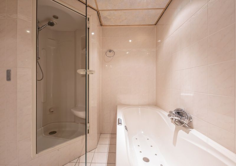 Modern shower and bath in Resort De Buteriggel Apartment 1, located in De Koog, Texel.