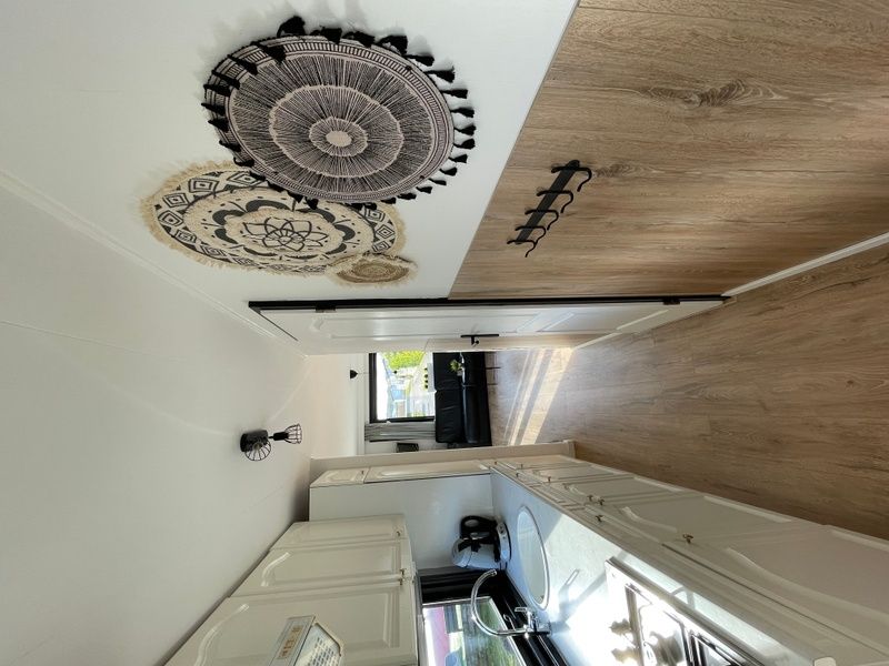 Geraeumige Kueche im Chalet Bregkoog 253, De Koog, Texel mit modernen Annehmlichkeiten und stilvoller Dekoration.