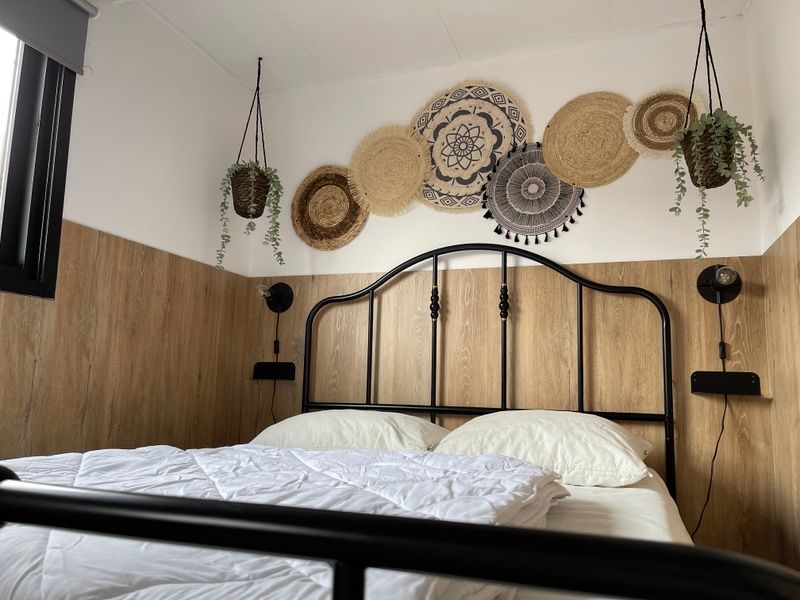 Schlafzimmer mit Doppelbett im Chalet Bregkoog 253, De Koog, Texel bietet eine gemuetliche und entspannte Atmosphaere.