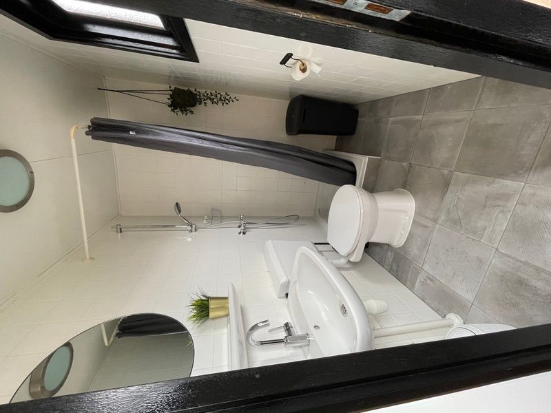 Modernes Badezimmer im Chalet Bregkoog 253, De Koog, Texel mit Dusche, Waschbecken und Toilette fuer optimalen Komfort.