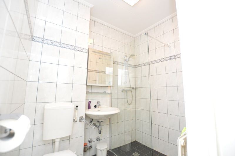 Stylish bathroom in Apartment Kerckeland 122, De Koog, Texel with walk-in shower.