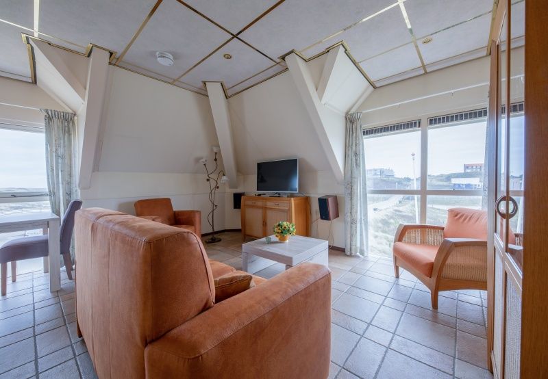 Helles Wohnzimmer im Resort De Buteriggel - Apartment 0, De Koog, Texel mit Blick auf die Duenen.