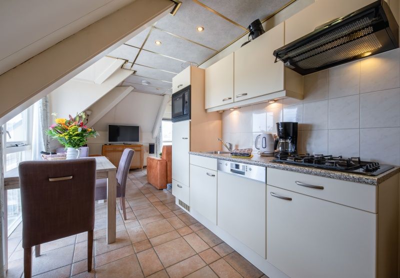 Moderne Kueche im Resort De Buteriggel - Apartment 0, De Koog, Texel, komplett mit Essecke und Geraeten.