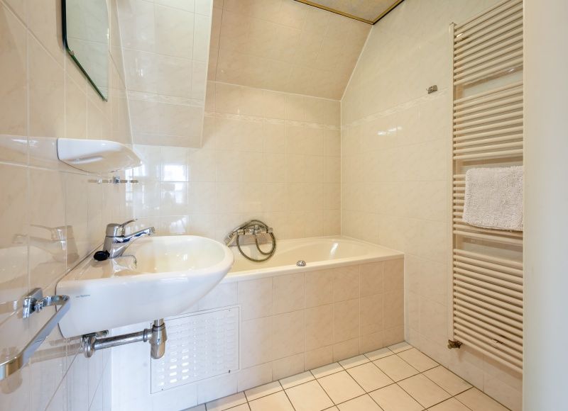 Luxurioeses Badezimmer mit Badewanne im Resort De Buteriggel - Apartment 0, De Koog, Texel, ideal zum Entspannen.