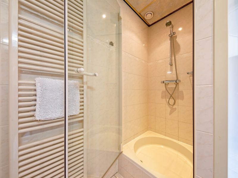 Moderne Duschkabine im Resort De Buteriggel - Apartment 0, De Koog, Texel fuer ein erfrischendes Erlebnis.