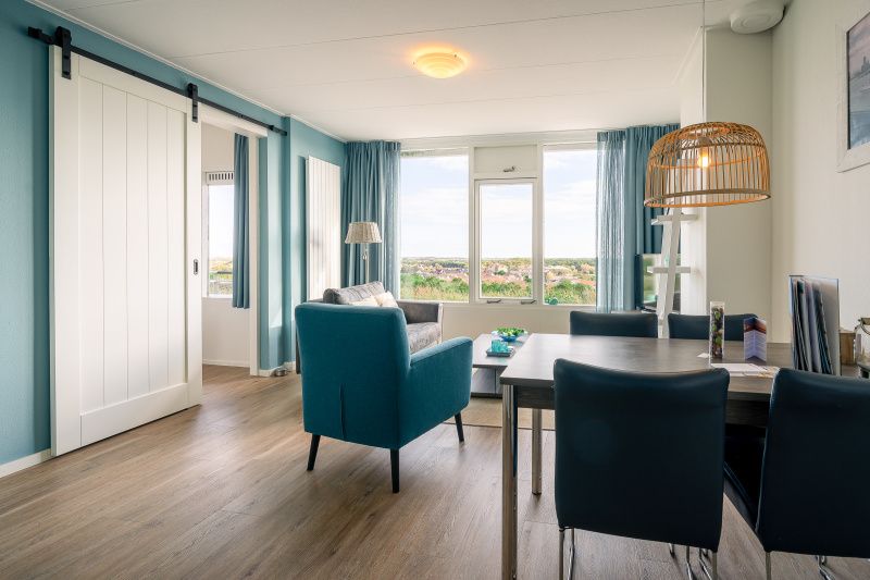 Moderne eetruimte in Appartement Juliana 176 Eilandzicht, De Koog, Texel met uitzicht op de natuur van de Waddeneilanden.
