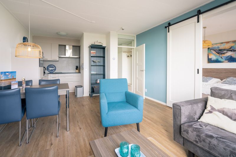 Stijlvolle keuken en eetkamer in Appartement Juliana 176 Eilandzicht, De Koog, Texel, ideaal voor een vakantie op de Waddeneilanden.