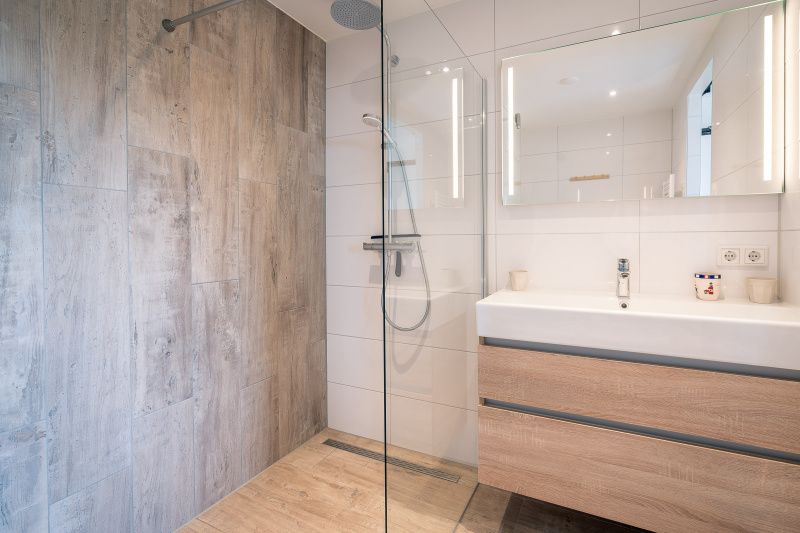 Moderne badkamer met inloopdouche in Appartement Juliana 176 Eilandzicht, De Koog, Texel, op de Waddeneilanden.