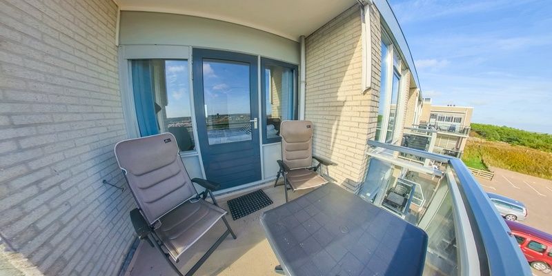 Privé balkon in Appartement Juliana 176 Eilandzicht, De Koog, Texel, met uitzicht op de omgeving van de Waddeneilanden.