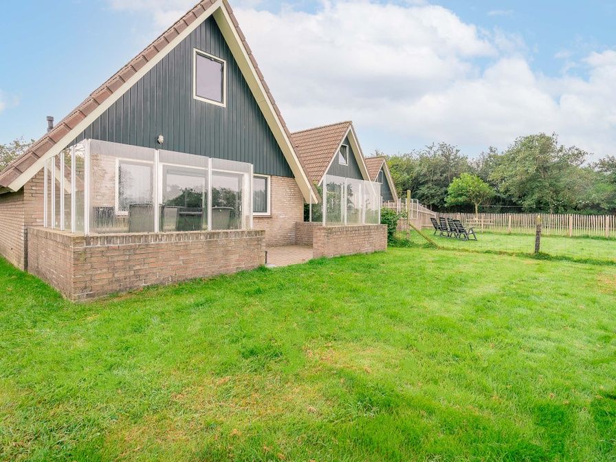 Ferienhaus Nieuwlanderweg 77 in De Koog, Texel mit grossem Garten und Terrasse, ideal fuer einen entspannten Aufenthalt auf den Watteninseln.