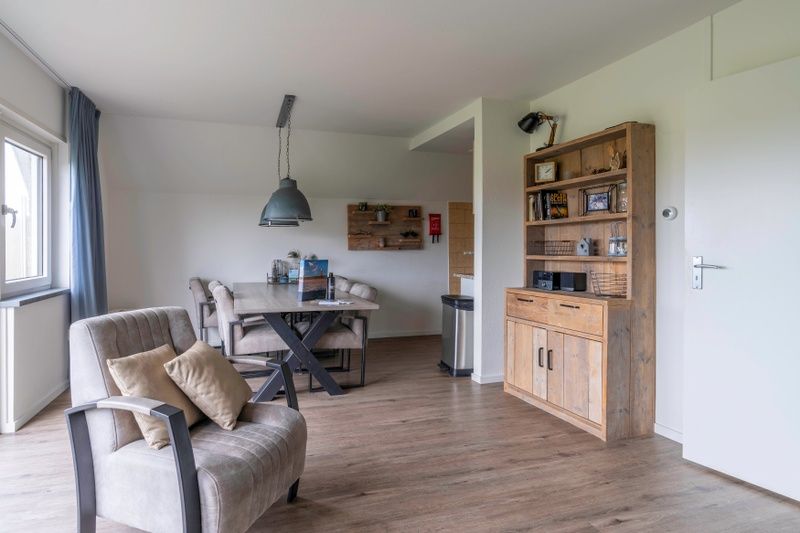 Esszimmer im Nieuwlanderweg 77, De Koog, Texel, mit gemuetlicher Einrichtung und viel Tageslicht, ideal fuer Familienessen auf den Watteninseln.