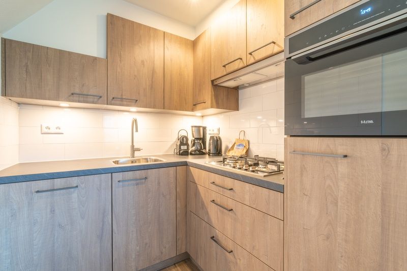 Voll ausgestattete Kueche im Nieuwlanderweg 77, De Koog, Texel, mit modernen Geraeten fuer einen komfortablen Aufenthalt auf den Watteninseln.