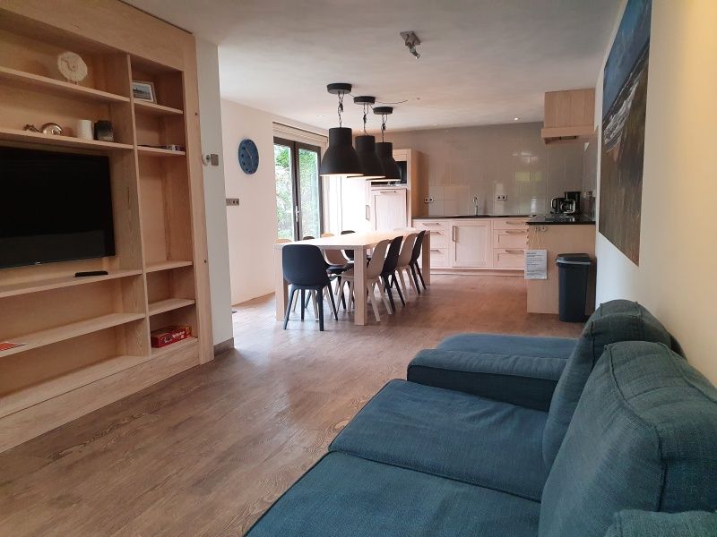 Offener Wohnbereich im Ferienhaus Orchismient 24, De Koog, Texel, mit Kueche und Sitzecke.