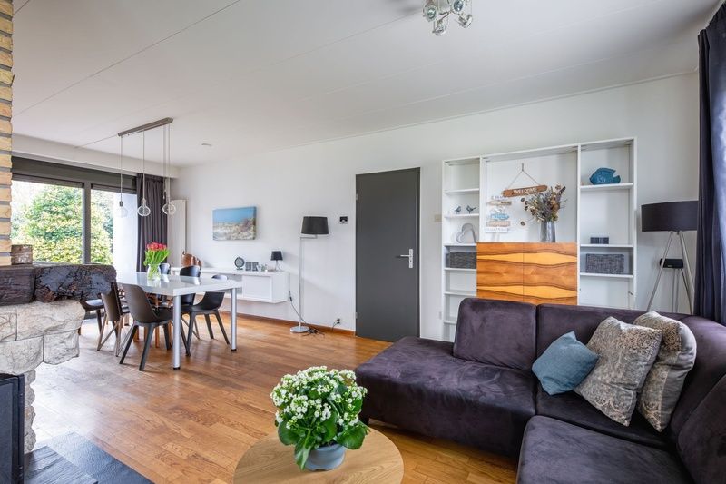 Dining area and comfortable sitting area in Orchismient 55 vacation home De Koog Texel.