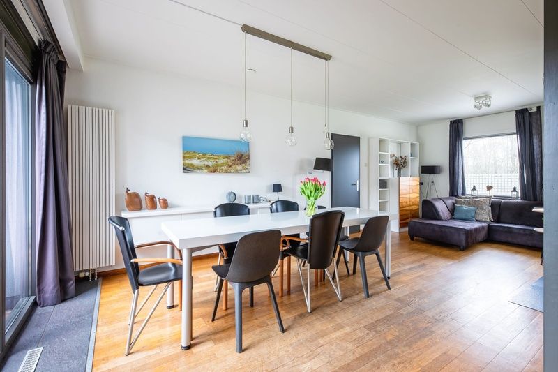 Stylish dining room with lots of light in Orchismient 55 vacation home De Koog Texel.