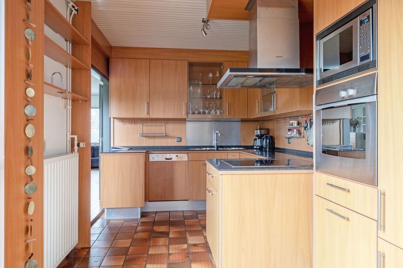 Modern kitchen with wooden finish in Orchismient 55 vacation home De Koog Texel.