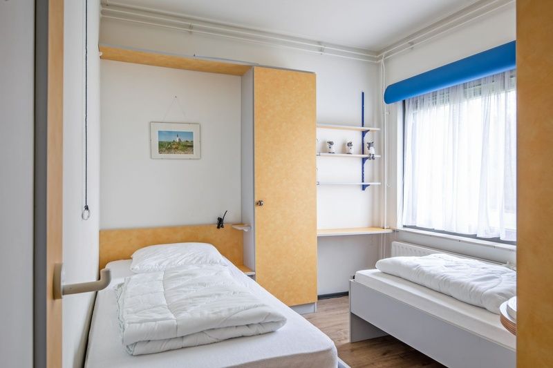 Room with single beds and lots of light in Orchismient 55 vacation home De Koog Texel.