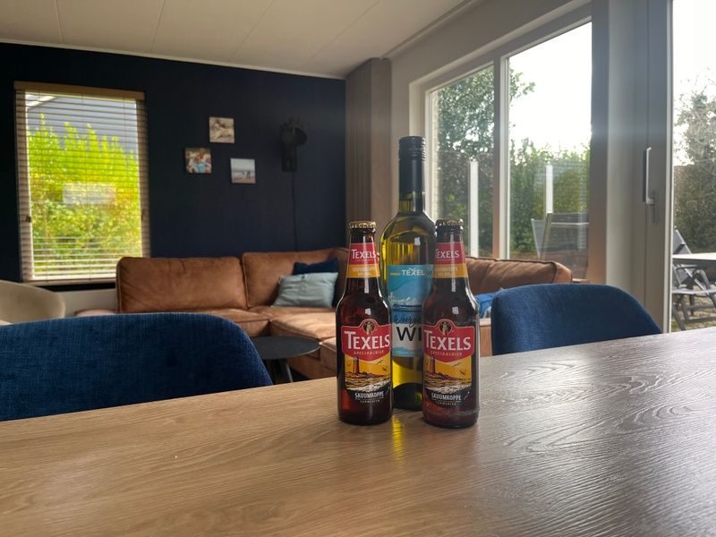 Gezellige eetruimte in De Duinven, De Koog, Texel, met lokale Texelse bieren en wijn, ideaal voor avonden met vrienden.