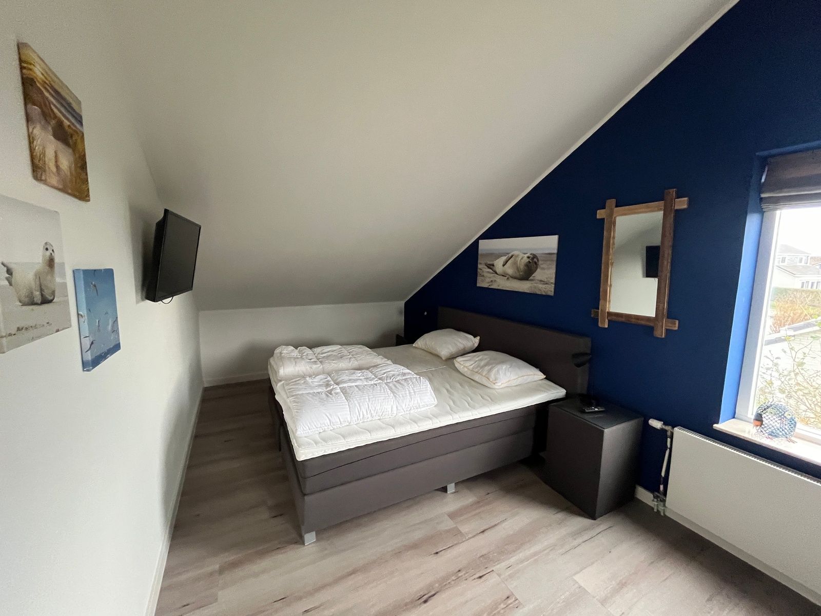 Ruime slaapkamer in De Duinven, De Koog, Texel, met moderne decoraties en comfortabele bedden voor een goede nachtrust.