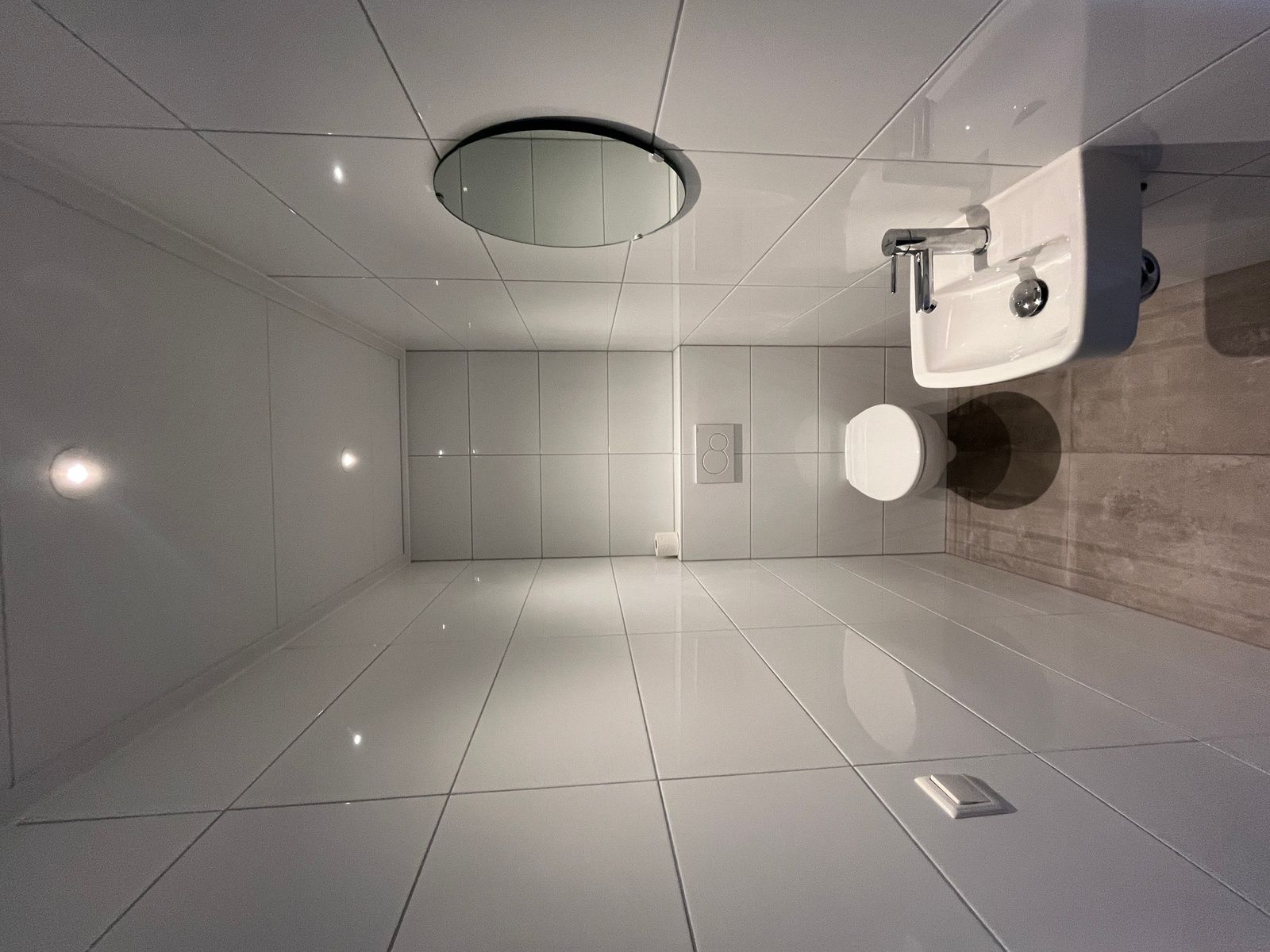 Strakke en moderne badkamer in De Duinven, De Koog, Texel, met stijlvolle inrichting en voorzieningen.