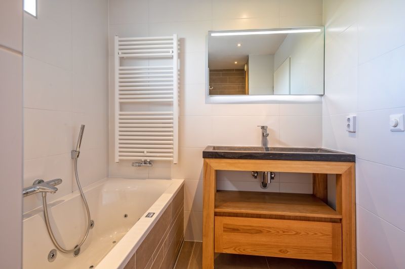 Luxe badkamer met ligbad en moderne voorzieningen in De Duinven, De Koog, Texel, perfect voor ontspanning.