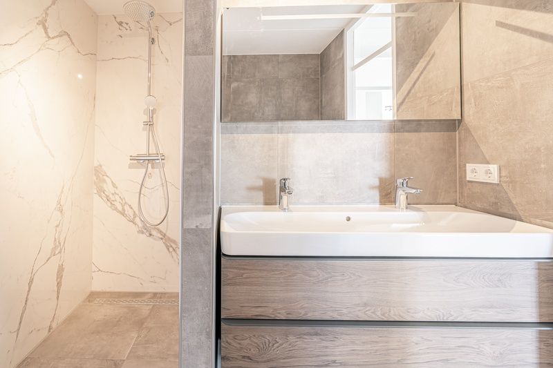 Luxurioeses Badezimmer im Appartement Juliana 150 Zeezicht, De Koog Texel, mit modernen Annehmlichkeiten.