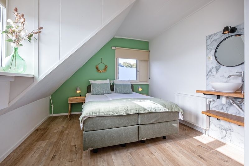 Bedroom with double bed in De Veldleeuwerik vacation home, De Koog, Texel