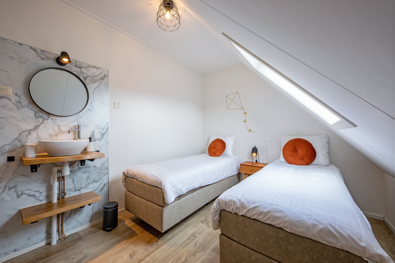 Cozy double room with sink in Windlust vacation home, Texel