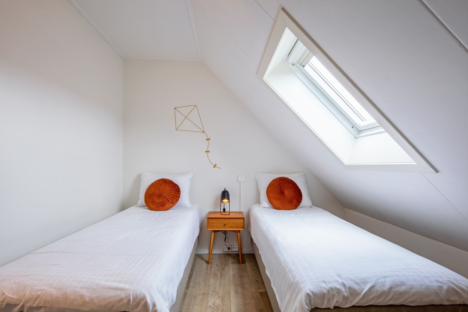 Bright bedroom with two single beds in Windlust vacation home, Texel