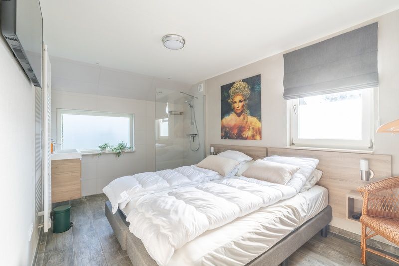 Vacation home Honeysuckle 67 De Koog Texel with comfortable bedroom and ensuite bathroom, ideal for rest on the Wadden Islands.