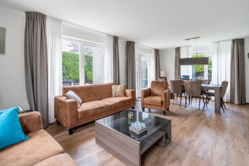 Bright living room in Holiday home Honeysuckle 49, De Koog, Texel, overlooking the garden.