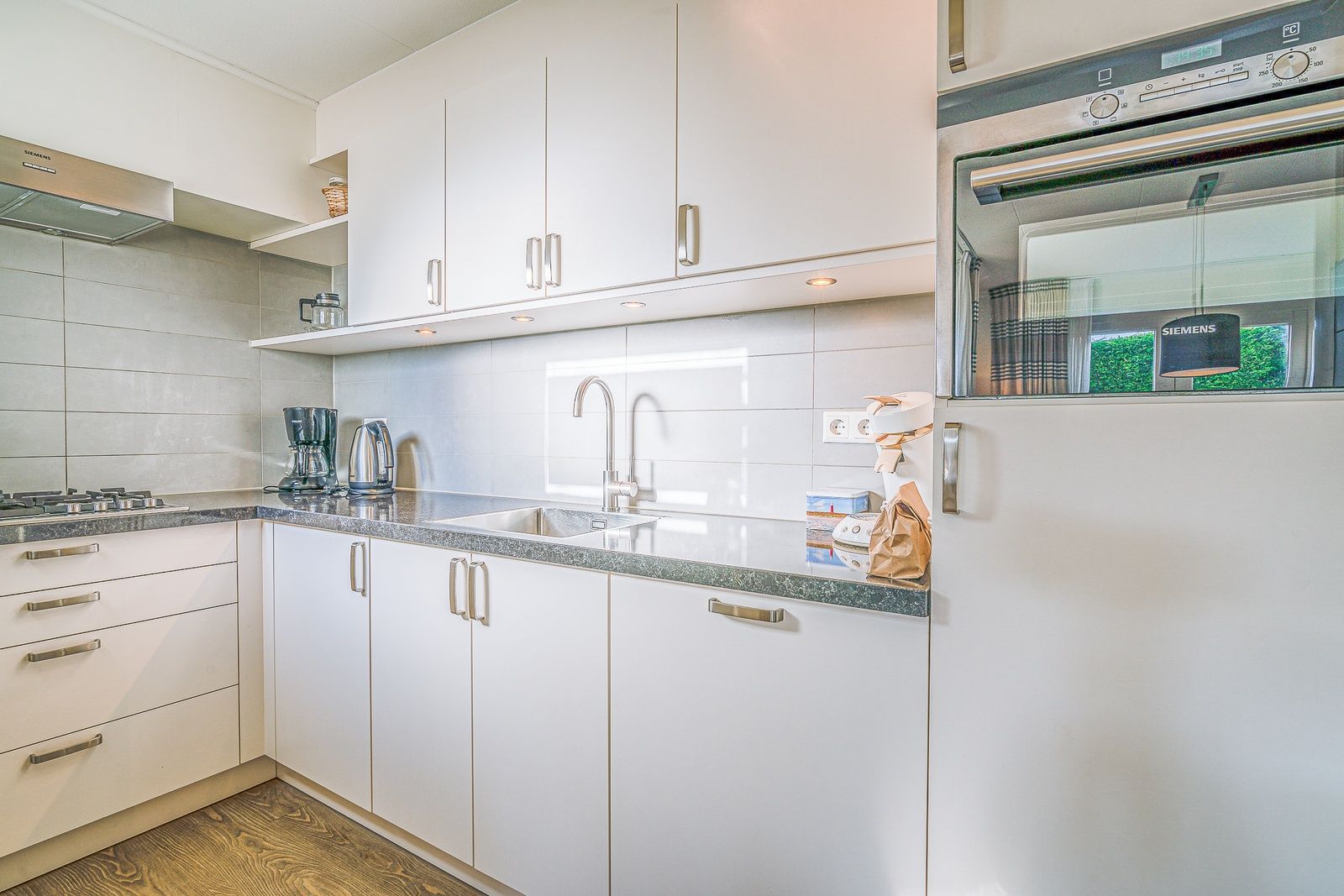 Fully equipped kitchen in Holiday home Kamperfoelie 49, De Koog, Texel, with modern appliances.