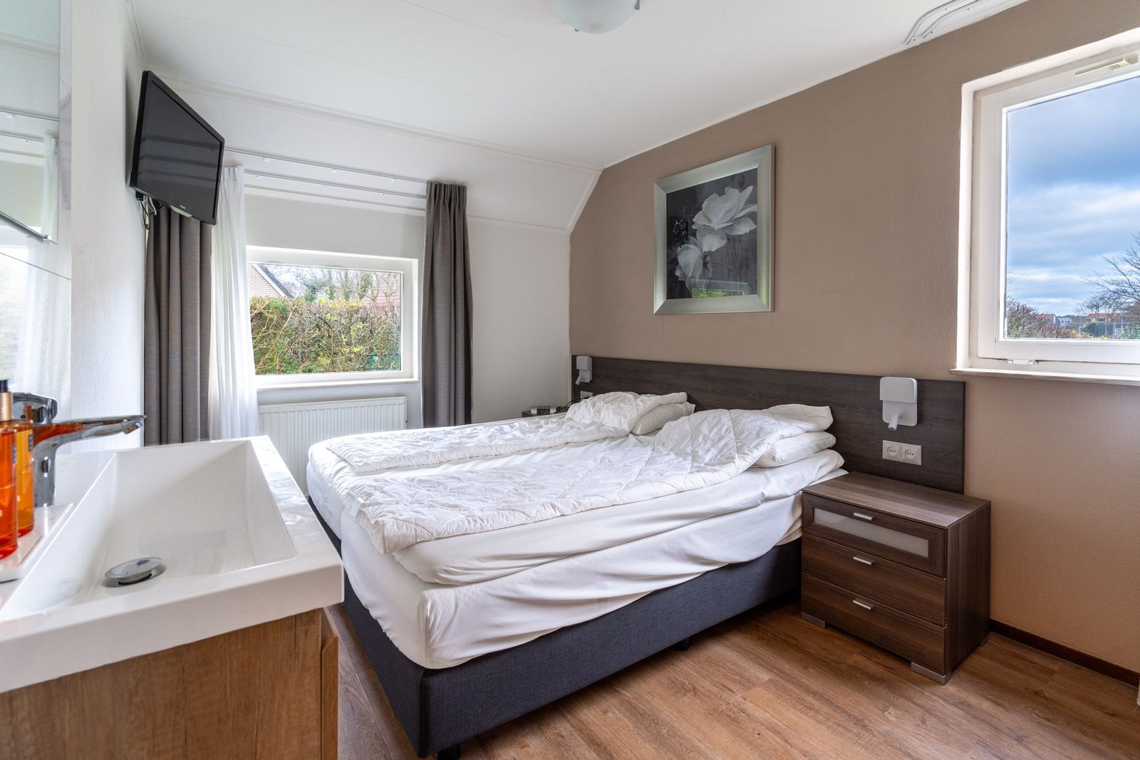 Bedroom in Holiday home Kamperfoelie 49, De Koog, Texel, with comfortable bed and lots of light.