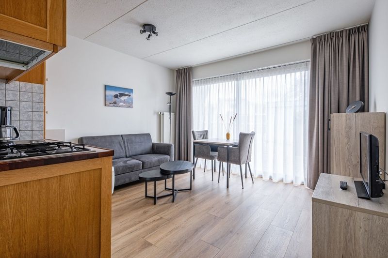 Helles Wohnzimmer mit Essbereich in Zwei Personen Wohnung klein - Erdgeschoss, De Koog, Texel, ideal fuer einen entspannenden Aufenthalt.