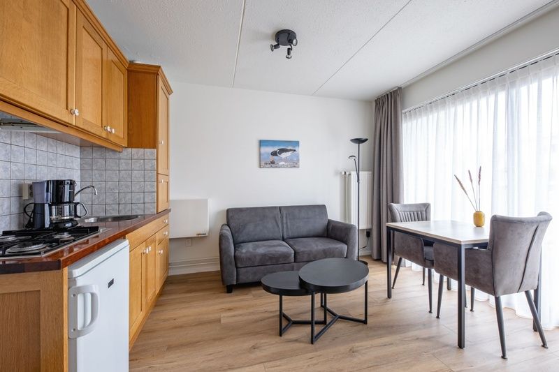 Kompakte Kueche und Sitzecke in Zwei-Personen-Wohnung klein - Erdgeschoss, De Koog, Texel, perfekt fuer einen komfortablen Aufenthalt.
