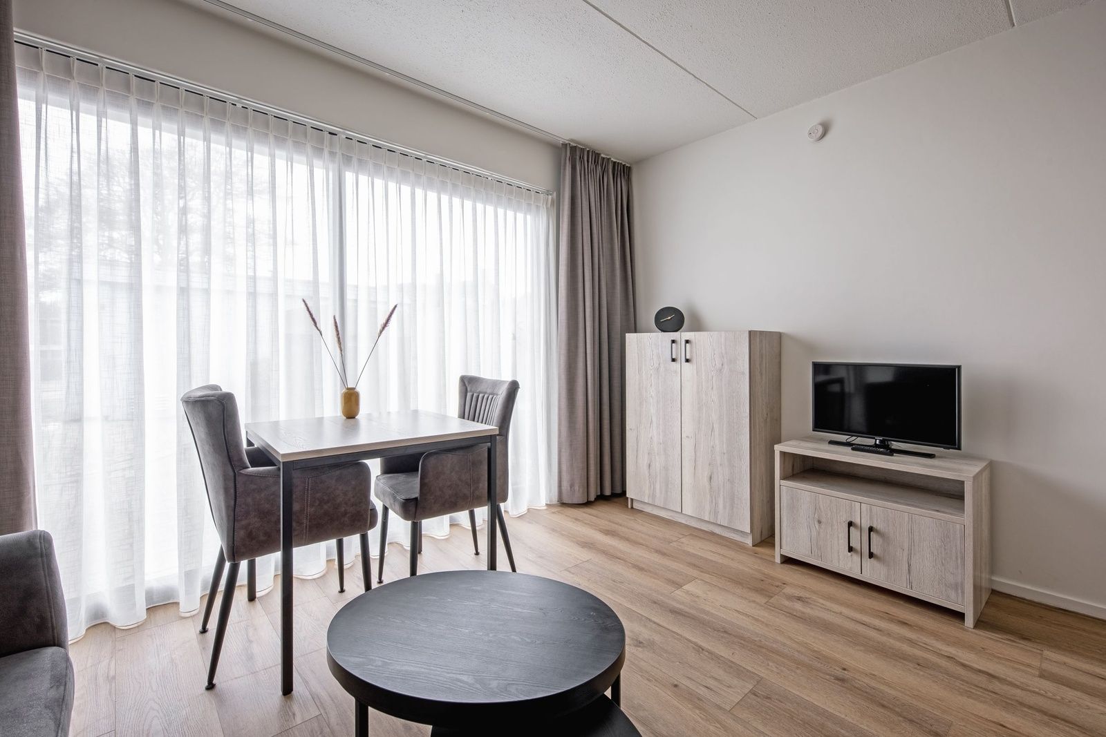 Stilvolle Essecke mit Aussicht in Zwei-Personen-Wohnung klein - Erdgeschoss, De Koog, Texel, bietet ein ruhiges Ambiente.