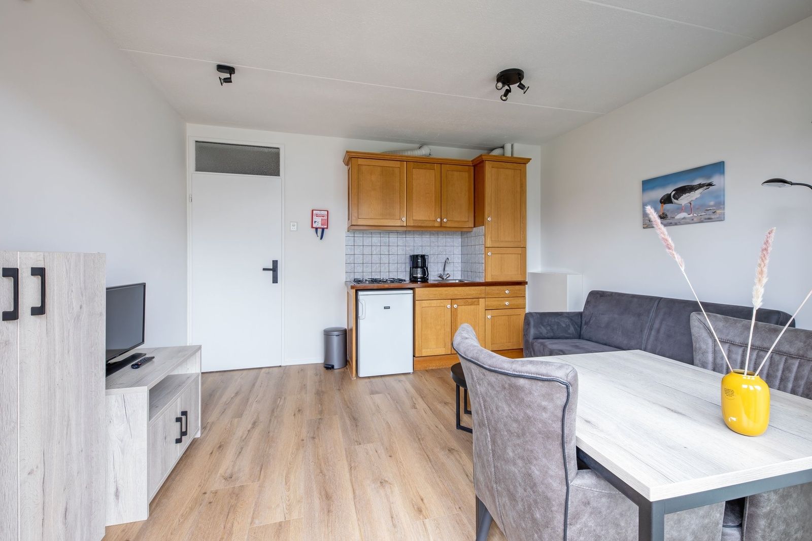 Offene Kueche und gemuetliche Sitzecke in Zwei Personen Wohnung klein - Erdgeschoss, De Koog, Texel, ideal fuer einen erholsamen Urlaub.