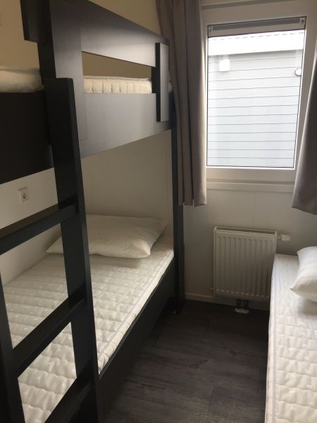 Cozy children's room with bunk beds in Chalet Bregkoog 224, De Koog, Texel.