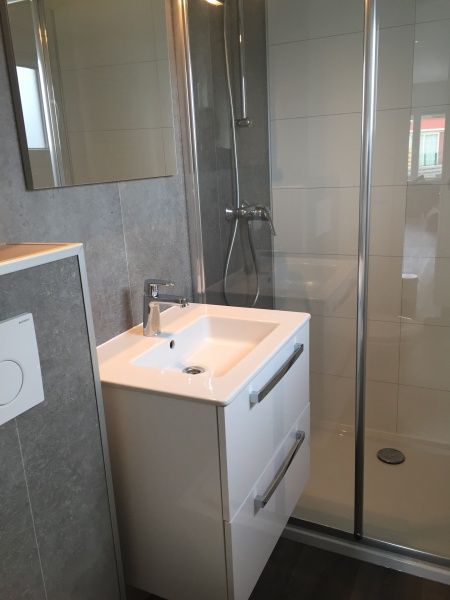 Modern bathroom with shower in Chalet Bregkoog 224, De Koog, Texel, for ultimate comfort.