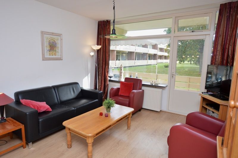 Gemuetliche Sitzecke im Appartement Kerckeland 110, De Koog Texel, mit viel Tageslicht.