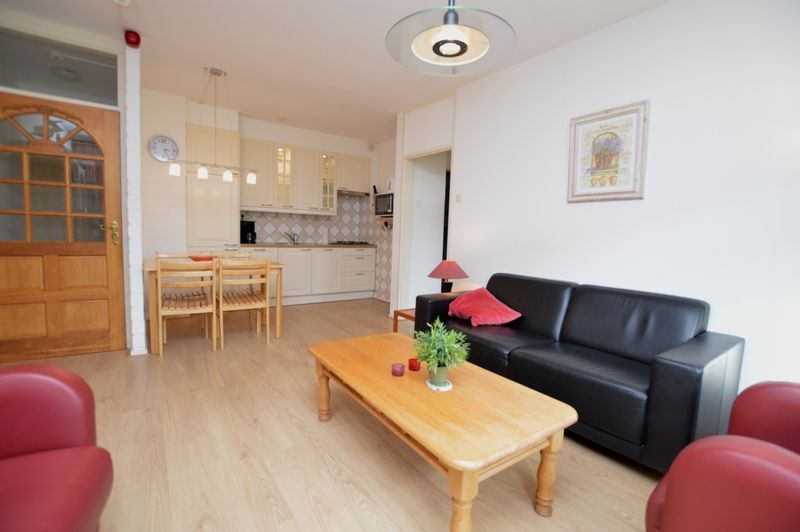 Offene Kueche und Essbereich im Appartement Kerckeland 110, De Koog Texel, ideal fuer gemuetliches Essen.