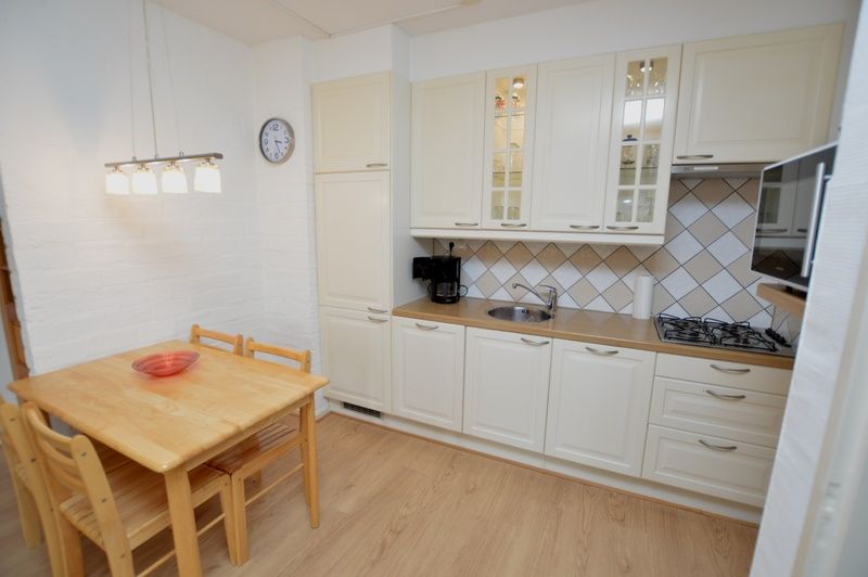 Kompakte, aber vollstaendige Kueche im Appartement Kerckeland 110, De Koog Texel, mit Esstisch.