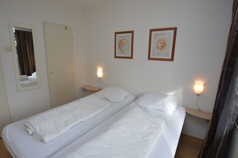 Helles Schlafzimmer des Appartements Kerckeland 110 in De Koog Texel, mit Doppelbett.