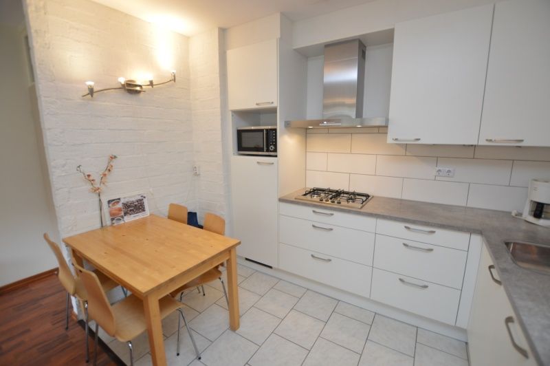 Modern kitchen in Apartment Kerckeland 24, De Koog, Texel with dining area and all amenities.